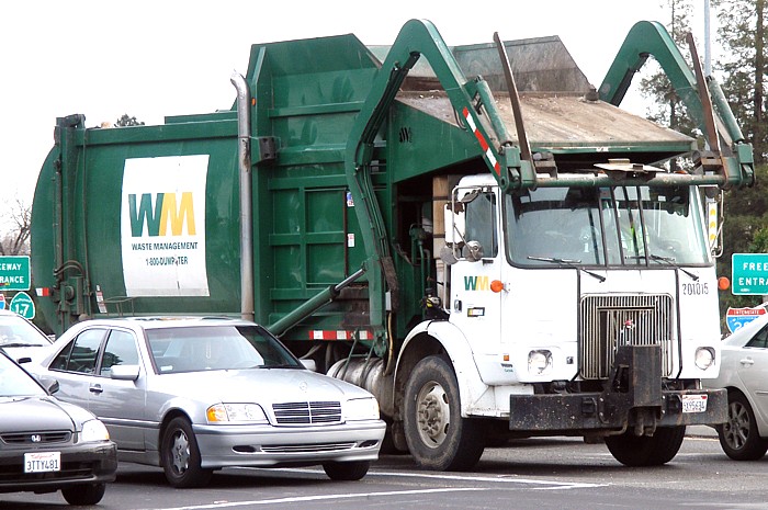 Garbage truck (wikimedia commons)